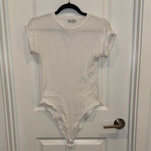 Zara ribbed Women's White Short-Sleeve Stretch Bodysuit - Classic Crew Neck